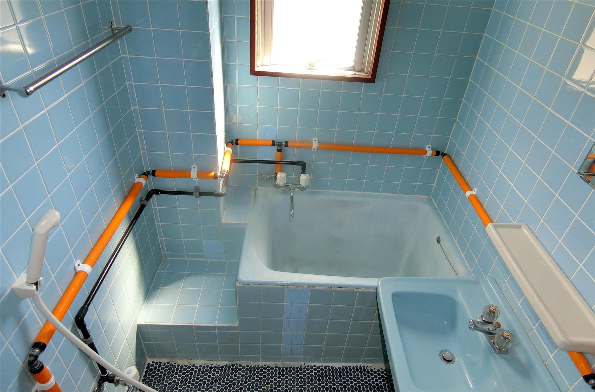 バス・シャワールーム　換気もしっかりできる窓付きのバスルーム♪