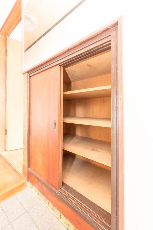 玄関　玄関にはシューズボックス付きです♪