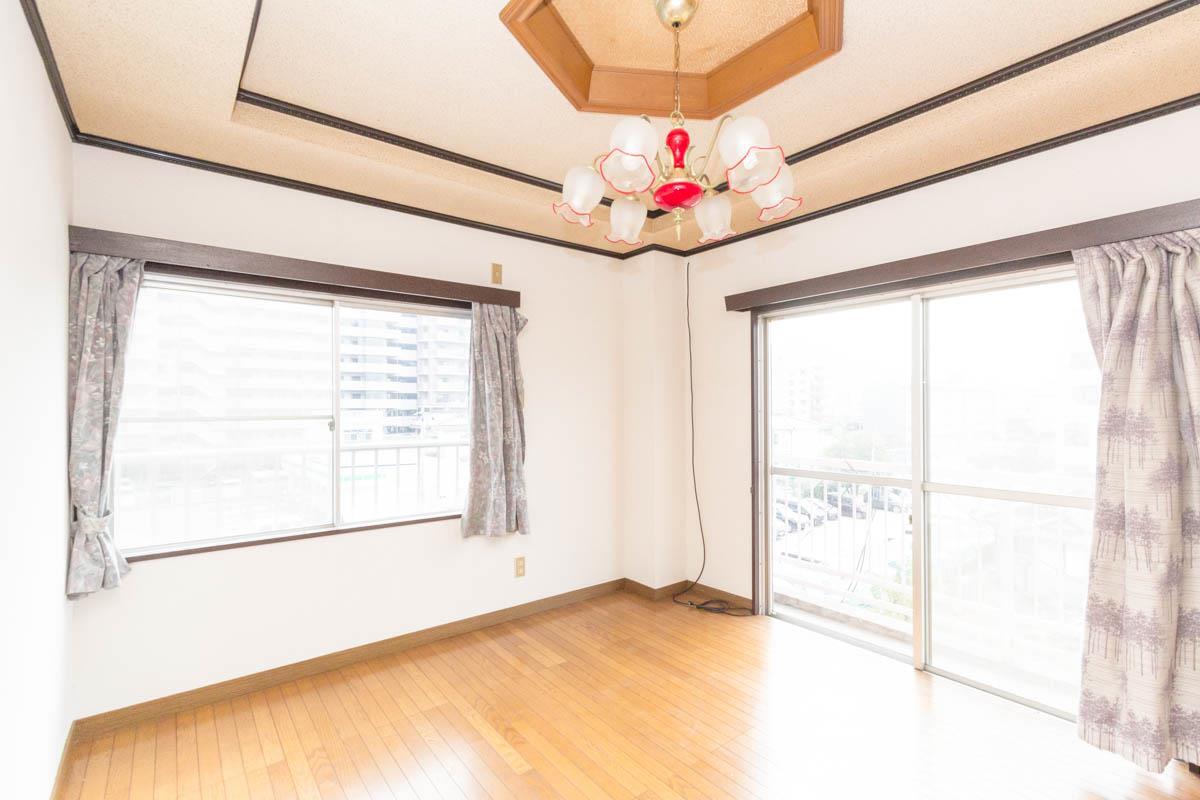 居室・リビング　2面採光のバルコニーに面した洋室7帖♪