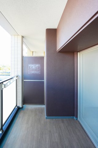 バルコニー　別号室のものになります。現状優先。