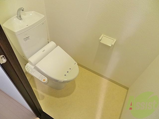 トイレ　ウォシュレット付です。横にタオルもかけれますよ。。