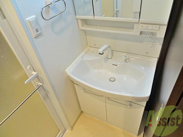 洗面設備　シャンプードレッサータイプです。掃除がしやすいですね。