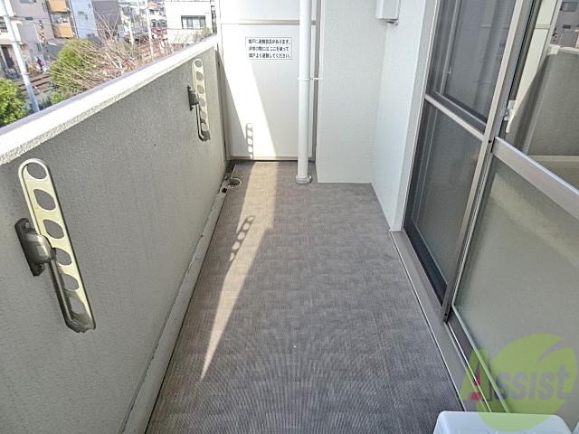 バルコニー　リビング側のバルコニーです外から除かれることはありませんね