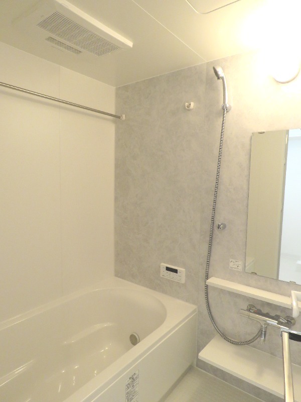 バス・シャワールーム　追焚き・浴室乾燥機あります