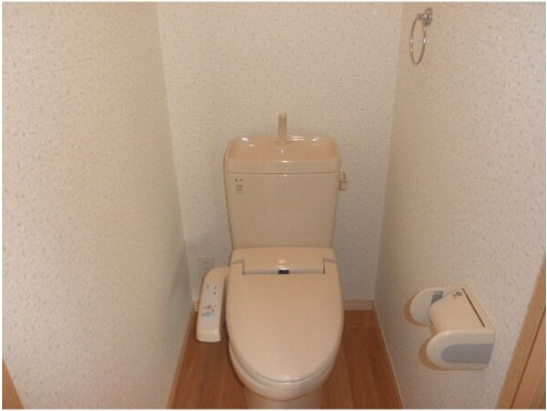 トイレ　温水洗浄便座付きです