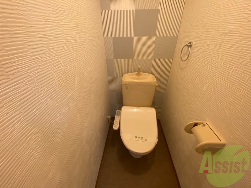トイレ　温水洗浄便座なので快適に使用できそうですね。