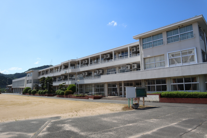 中学校　梁瀬中学校（中学校）まで851m