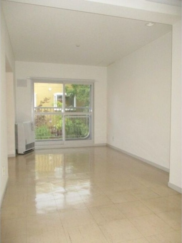 居室・リビング　内装中につき同タイプ別号室の画像です。