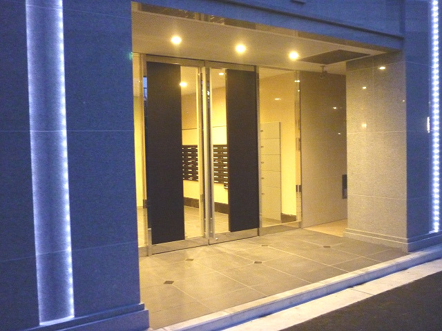 エントランス　「夜もお洒落な外観です」