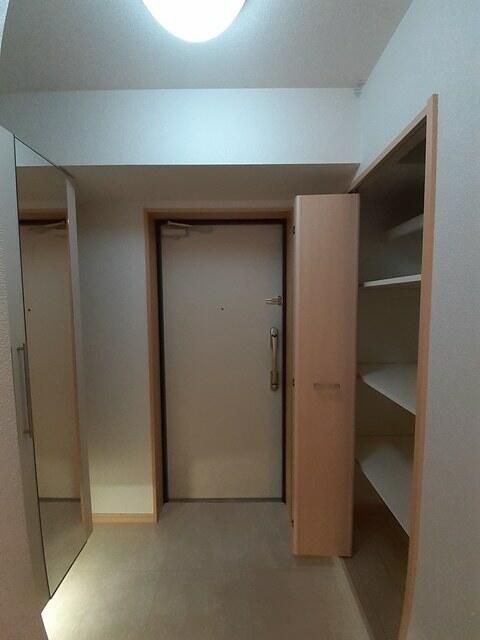 玄関　※別部屋参考写真