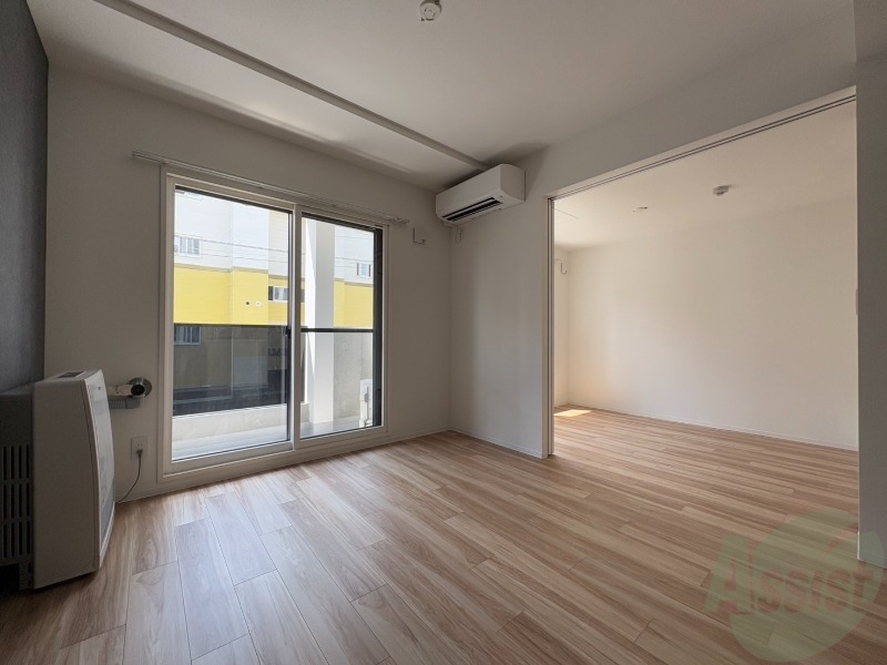 居室・リビング　木目のフローリングは落ち着きのある印象のお部屋になりますね。