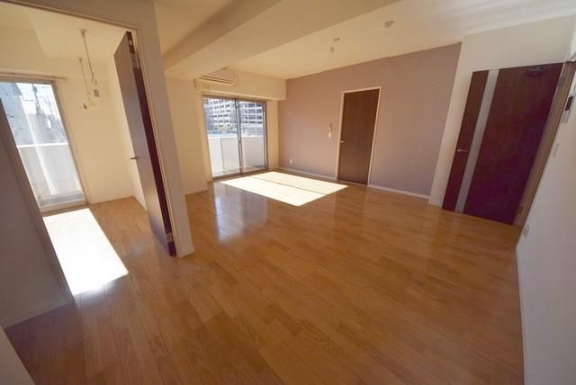 居室・リビング　日の差し込むお部屋です