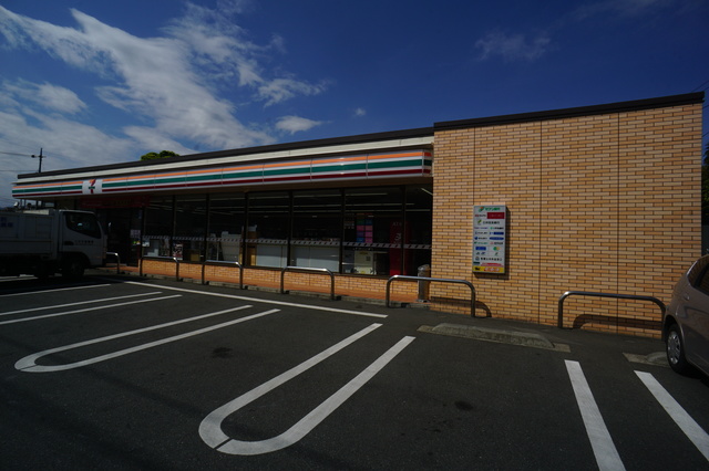 コンビニ　セブンイレブン八王子横川東店（コンビニ）まで885m