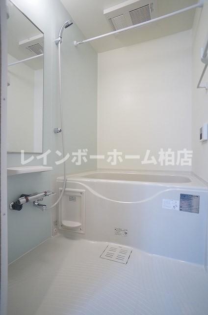 バス・シャワールーム　追い焚き機能・浴室乾燥機があります