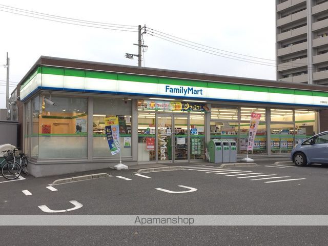 コンビニ　ファミリーマート（コンビニ）まで718m