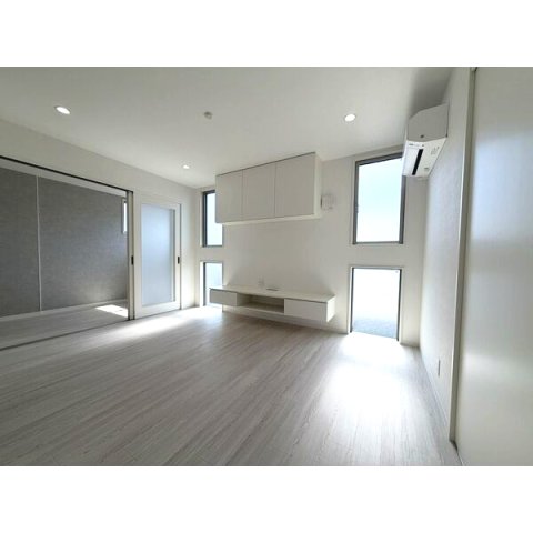 居室・リビング　室内写真は別部屋の写真です。