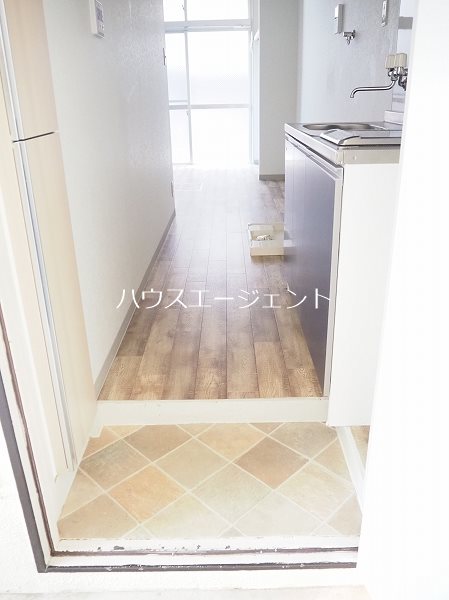 玄関　玄関から明るいお部屋です。