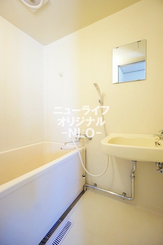 バス・シャワールーム　バスタブに浸かって一日の疲れをゆっくりと癒せます☆