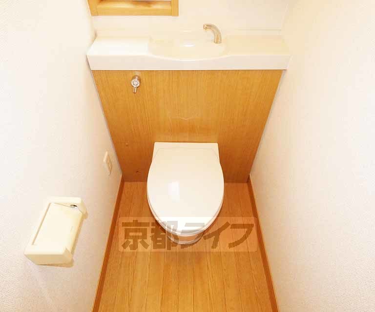 トイレ　ウォシュレット完備。