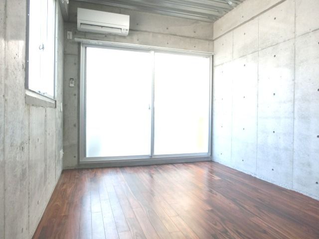 居室・リビング　角部屋、２面採光で日当たり良好です