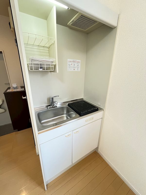 キッチン　※別号室の写真です。反転タイプ。