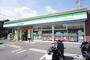 コンビニ　ファミリーマート 足立中央本町四丁目店（コンビニ）まで305m