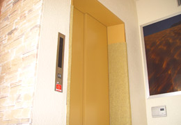 その他設備　エレベーターは人も荷物も550Kgまで載せれます 駐車場すぐ