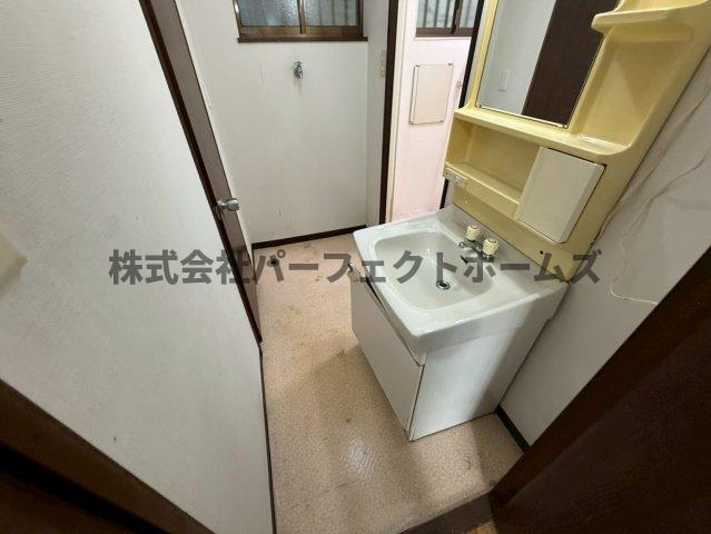 洗面設備　明るい洗面所です