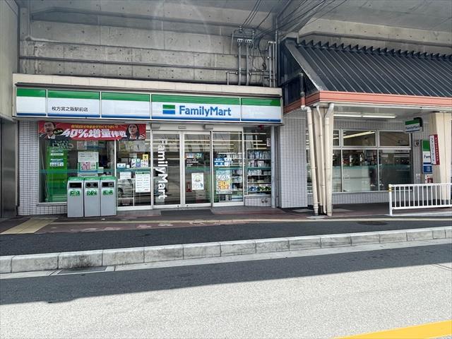 コンビニ　ファミリーマート枚方宮之阪駅前店（コンビニ）まで303m