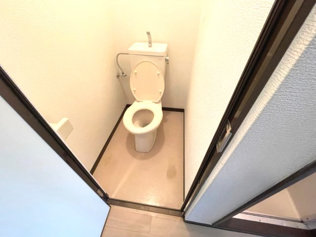 トイレ　イメージとして同マンション他部屋を表示しています