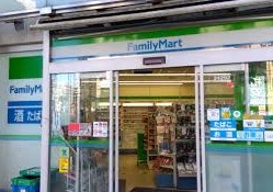 コンビニ　ファミリーマート大塚駅前店（コンビニ）まで93m