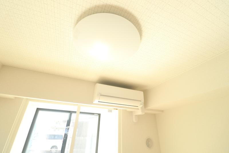 その他設備　リビングのエアコンと照明器具