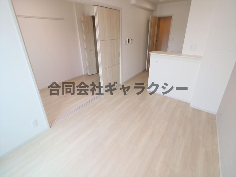 居室・リビング　明るいカウンターキッチンのお部屋