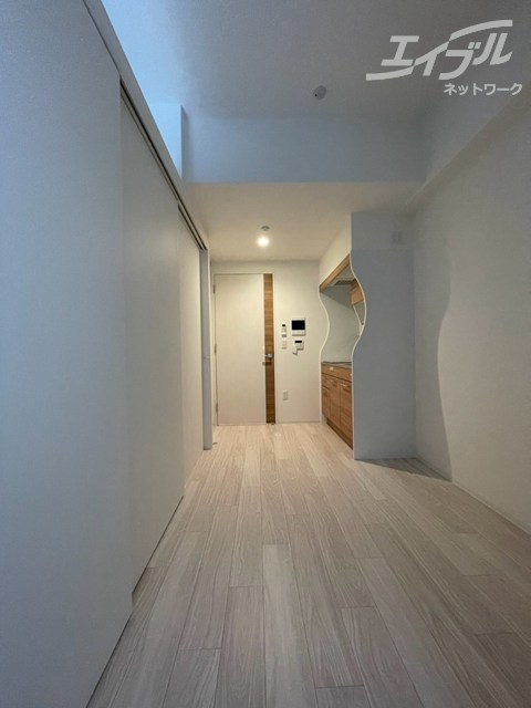 居室・リビング　白基調の綺麗なお部屋です。