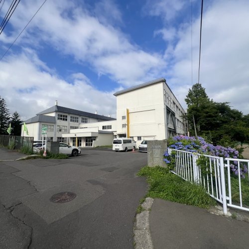 中学校　室蘭市立東明中学校（中学校）まで604m