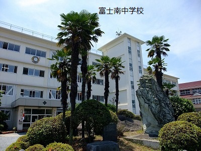 中学校　南中学校（中学校）まで625m