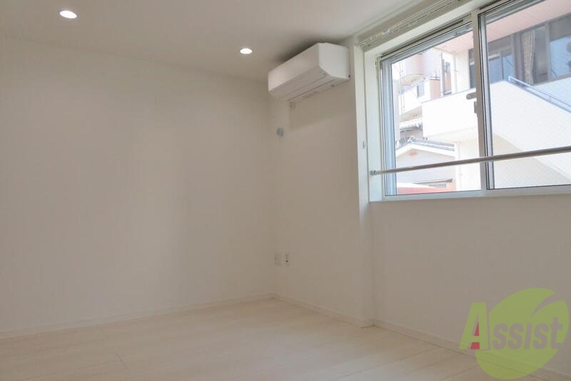 居室・リビング　白を基調とした明るいお部屋です。清潔感があっていいですね。