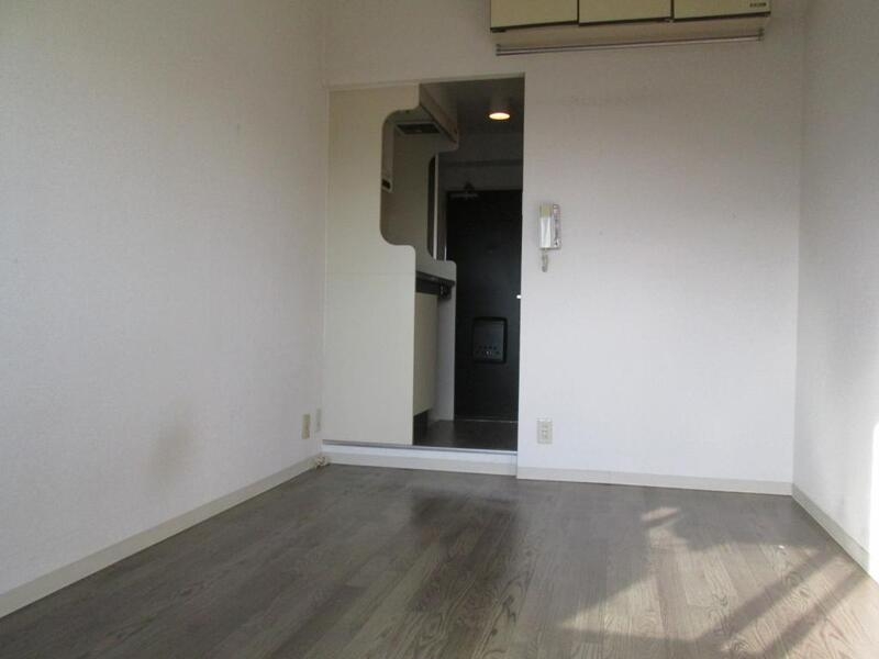 居室・リビング　ベット＋少し余裕がある単身の方向けのお部屋です