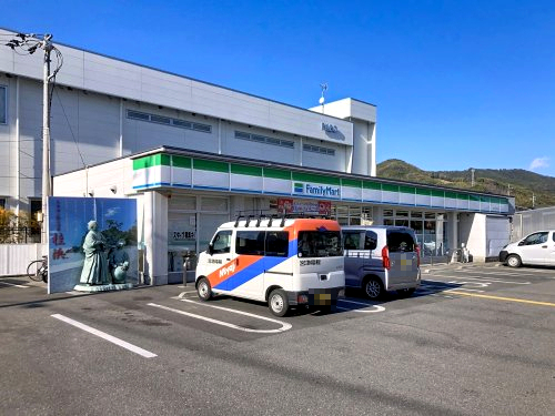 コンビニ　ファミリーマート 高知インター店（コンビニ）まで604m