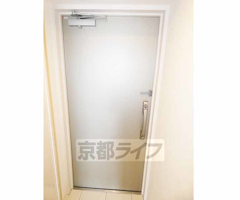 その他設備　しっかりとした玄関ドア。