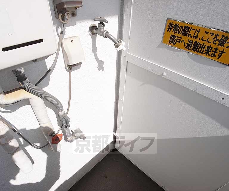 その他部屋・スペース　バルコニーに洗濯機です。