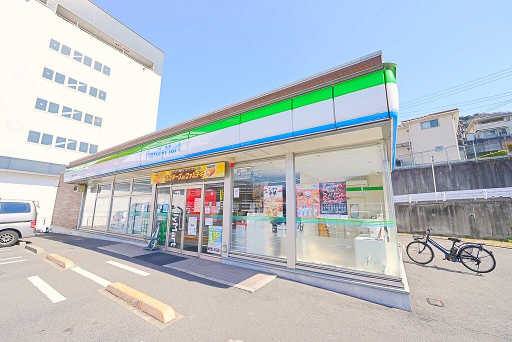 コンビニ　ファミリーマート中野東一丁目店（コンビニ）まで605m