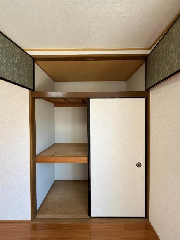 収納　天袋付きで収納力の高い押し入れタイプ収納。
