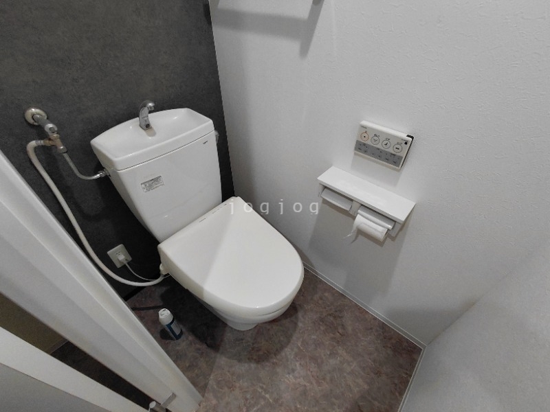 トイレ　嬉しい温水洗浄便座付きのトイレです。