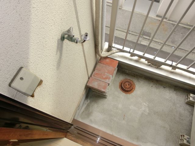 バルコニー　室外洗濯機置き場
