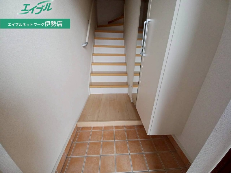 玄関　同タイプ部屋写真です。