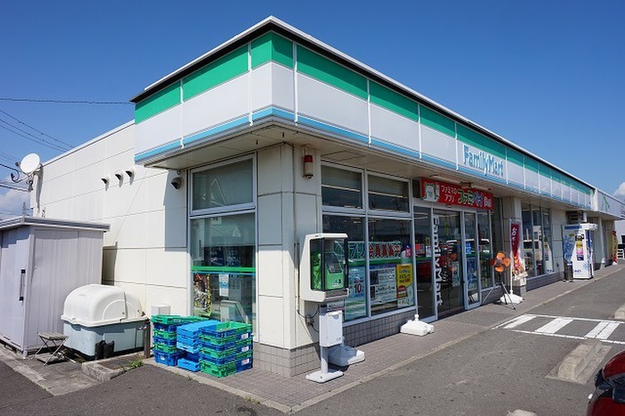 コンビニ　ファミリーマート（コンビニ）まで900m