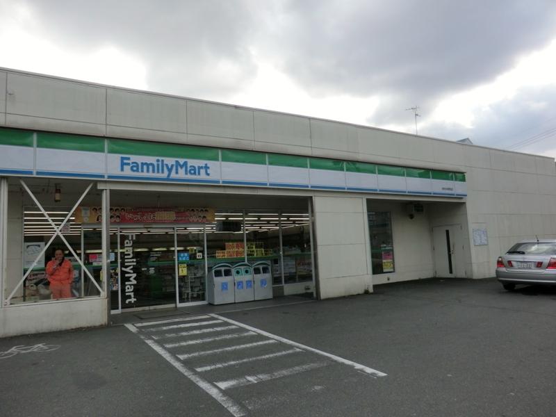 コンビニ　ファミリーマート中野西（コンビニ）まで825m