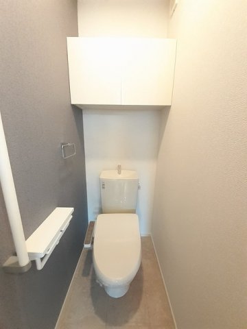 トイレ　落ち着いた色調のトイレです
