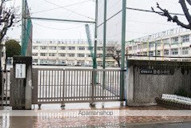 小学校　弦巻小学校（小学校）まで526m